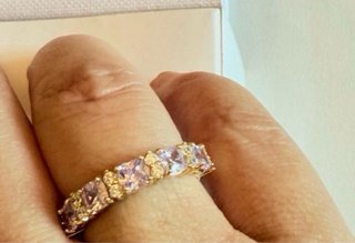 Anillo con piedras moradas y blancas