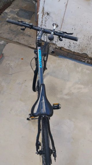 Bicicleta de montaña negra y azul