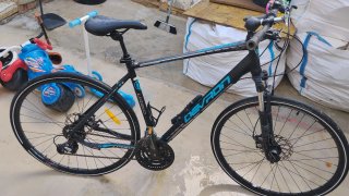 Bicicleta de montaña negra y azul