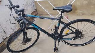 Bicicleta de montaña negra y azul