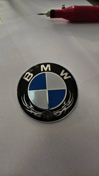 Emblema decorativo metálico grabado 82mm