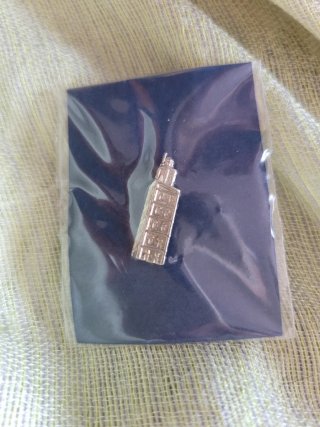 Pin Torre de Hércules Plateado