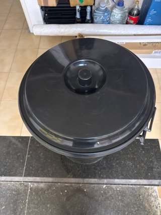 Cubo Industrial Negro 120L con Tapa