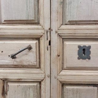 Puerta de Entrada o zaguán con cuarterones.