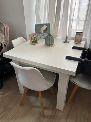 Mesa de comedor blanca de madera