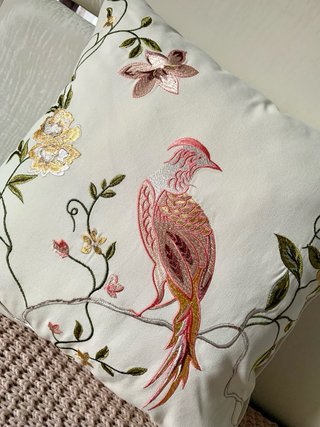 Fodera per cuscino ricamata con uccello e fiori 45x45cm. Cotone
