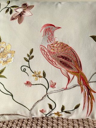 Fodera per cuscino ricamata con uccello e fiori 45x45cm. Cotone