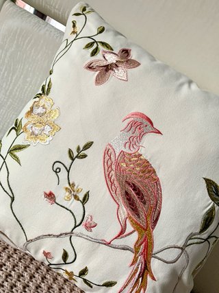 Fodera per cuscino ricamata con uccello e fiori 45x45cm. Cotone
