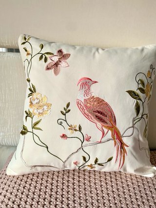 Fodera per cuscino ricamata con uccello e fiori 45x45cm. Cotone