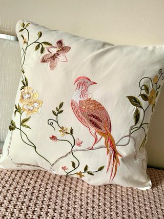 Fodera per cuscino ricamata con uccello e fiori 45x45cm. Cotone
