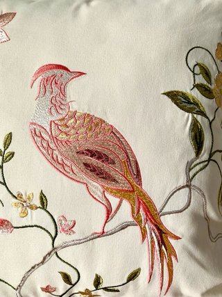 Fodera per cuscino ricamata con uccello e fiori 45x45cm. Cotone