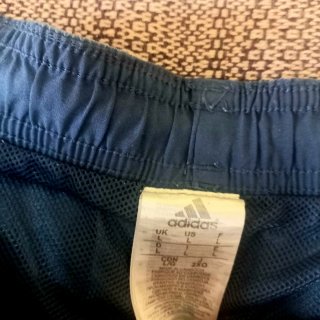 Pantalón corto Adidas azul y rojo