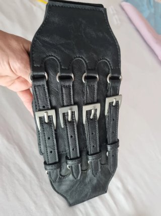 Cinturón elástico de piel con hebillas