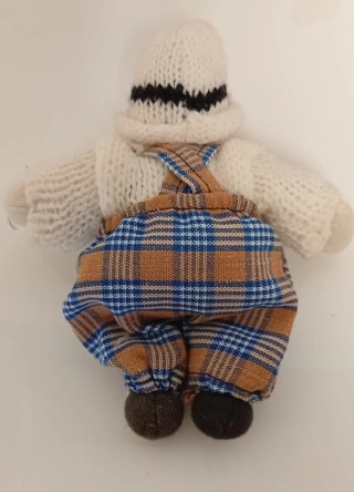SILLA DE MADERA CON MUÑECO DE TRAPO Y BARRO