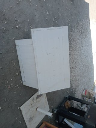 Caseta para perro de chapa y madera
