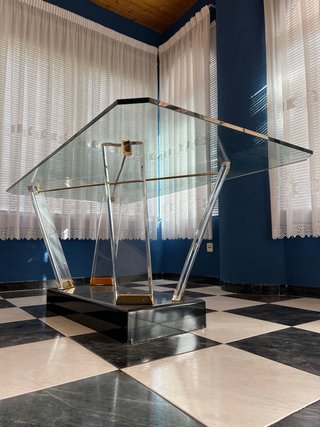 Mesa de cristal y metal dorada
