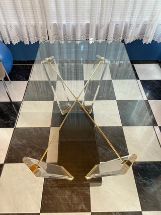 Mesa de cristal y metal dorada