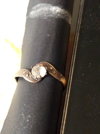 Anillo isabelino antiguo con piedra tallada