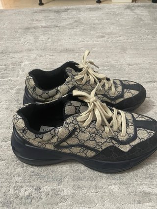 Zapatillas beige y negro