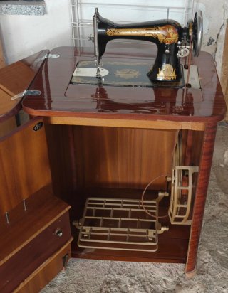 Maquina de coser con mueble auxiliar madera clásic