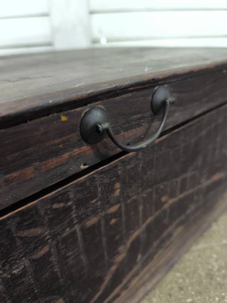 Caja antigua de madera. Tapa.
