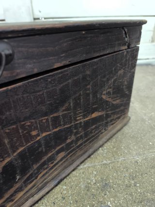 Caja antigua de madera. Tapa.