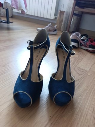 Zapatos de tacón azul terciopelo