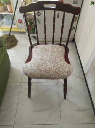 Silla de comedor de madera con asiento tapizado