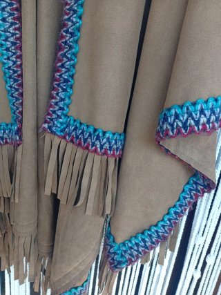 Poncho Marrón con Flecos y Bordado