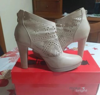 Stivaletti donna beige con tacco