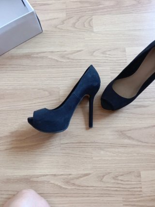 Zapatos de tacón negros de terciopelo