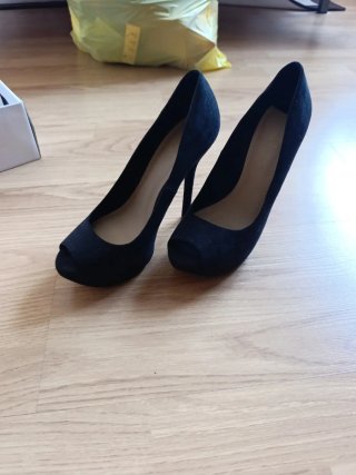 Zapatos de tacón negros de terciopelo