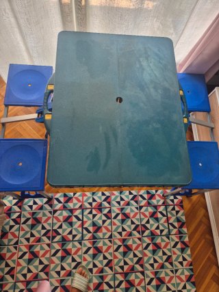 Mesa de camping plegable con 4 taburetes
