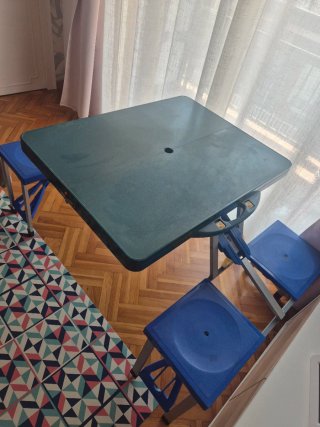 Mesa de camping plegable con 4 taburetes