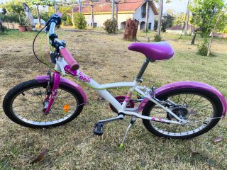 Bicicleta niña Btwin morada y blanca