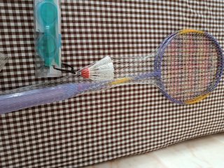 Raqueta de bádminton con gafas de bucear