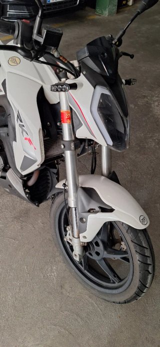 Keeway RKF 125 Blanca y Negra