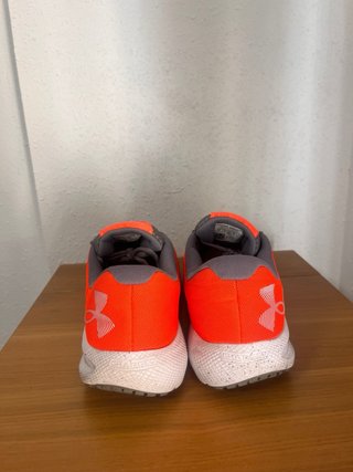 Zapatillas Under Armour grises y naranjas