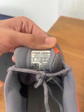 Zapatillas Under Armour grises y naranjas