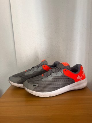 Zapatillas Under Armour grises y naranjas
