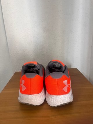 Zapatillas Under Armour grises y naranjas
