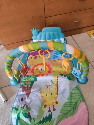 Parque de juegos para bebé con piano