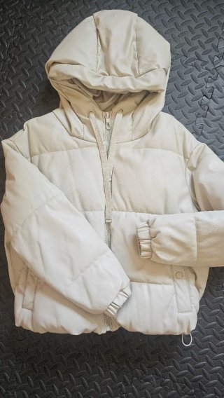 Abrigo beige con capucha