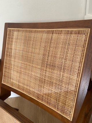 Silla de salón de madera y mimbre