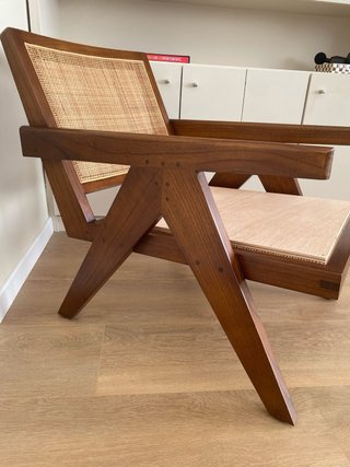 Silla de salón de madera y mimbre