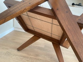 Silla de salón de madera y mimbre