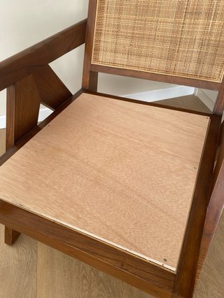 Silla de salón de madera y mimbre