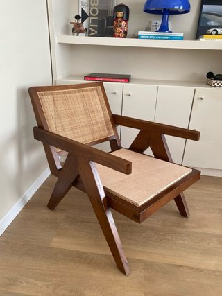 Silla de salón de madera y mimbre