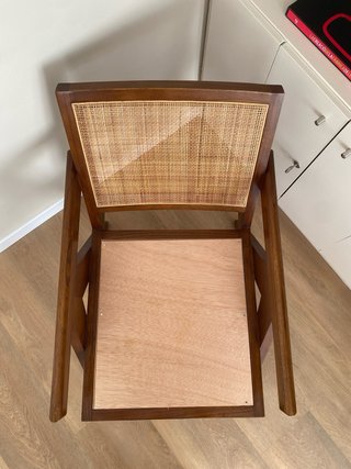 Silla de salón de madera y mimbre