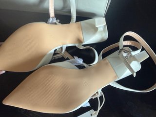 Elegantes zapatos de salón